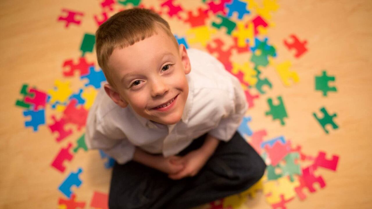 El dos de abril se celebra el día del autismo para concienciar a la sociedad de esta condición y que sean reconocidos como sujetos de derechos.