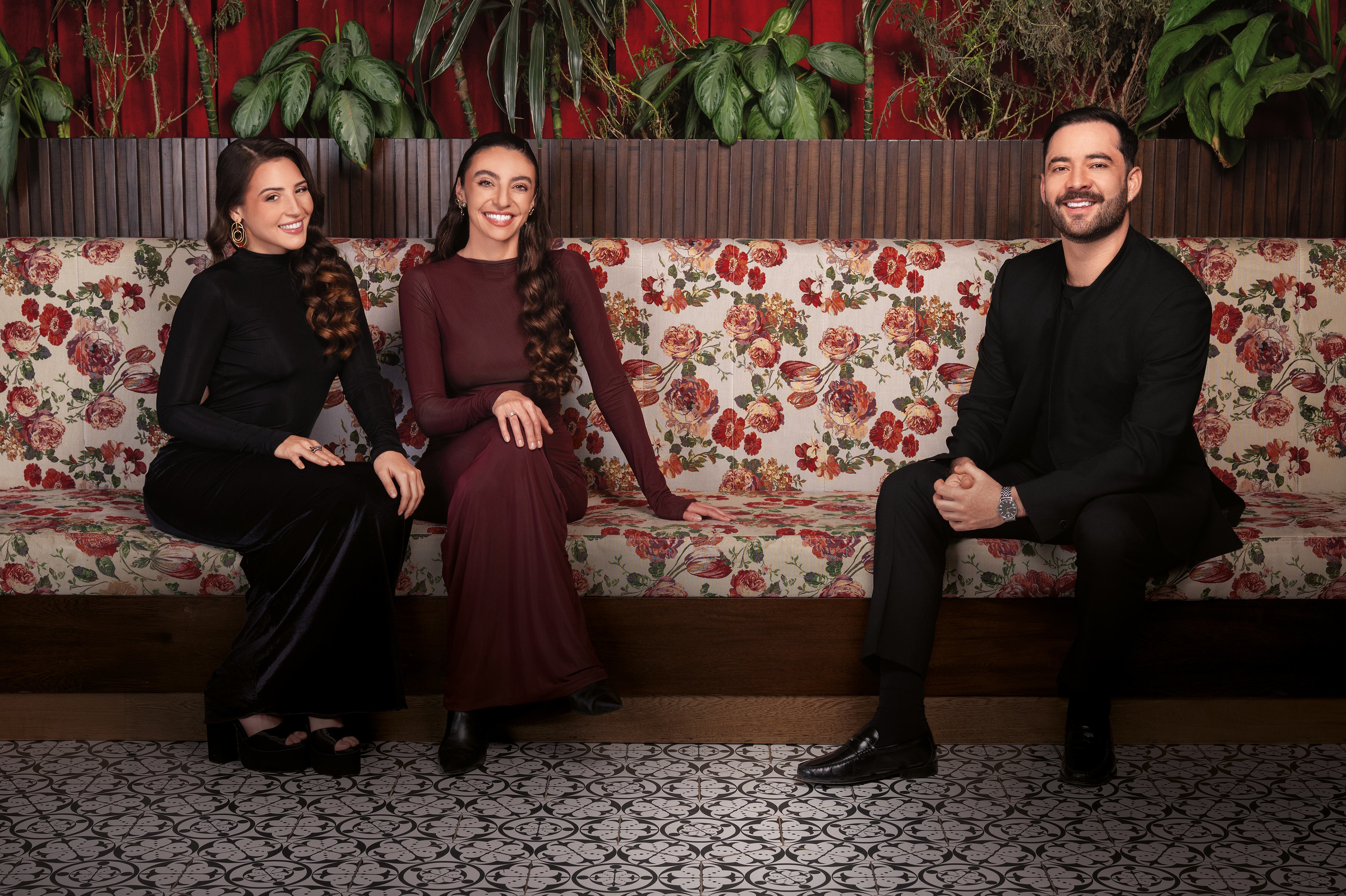 De izquierda a derecha: Michelle Char Fernández, actual reina del Carnaval de Barranquilla; Michelle Yidios Hakim, periodista y empresaria, y Lorenzo Hernández, director creativo de Mario Hernández.