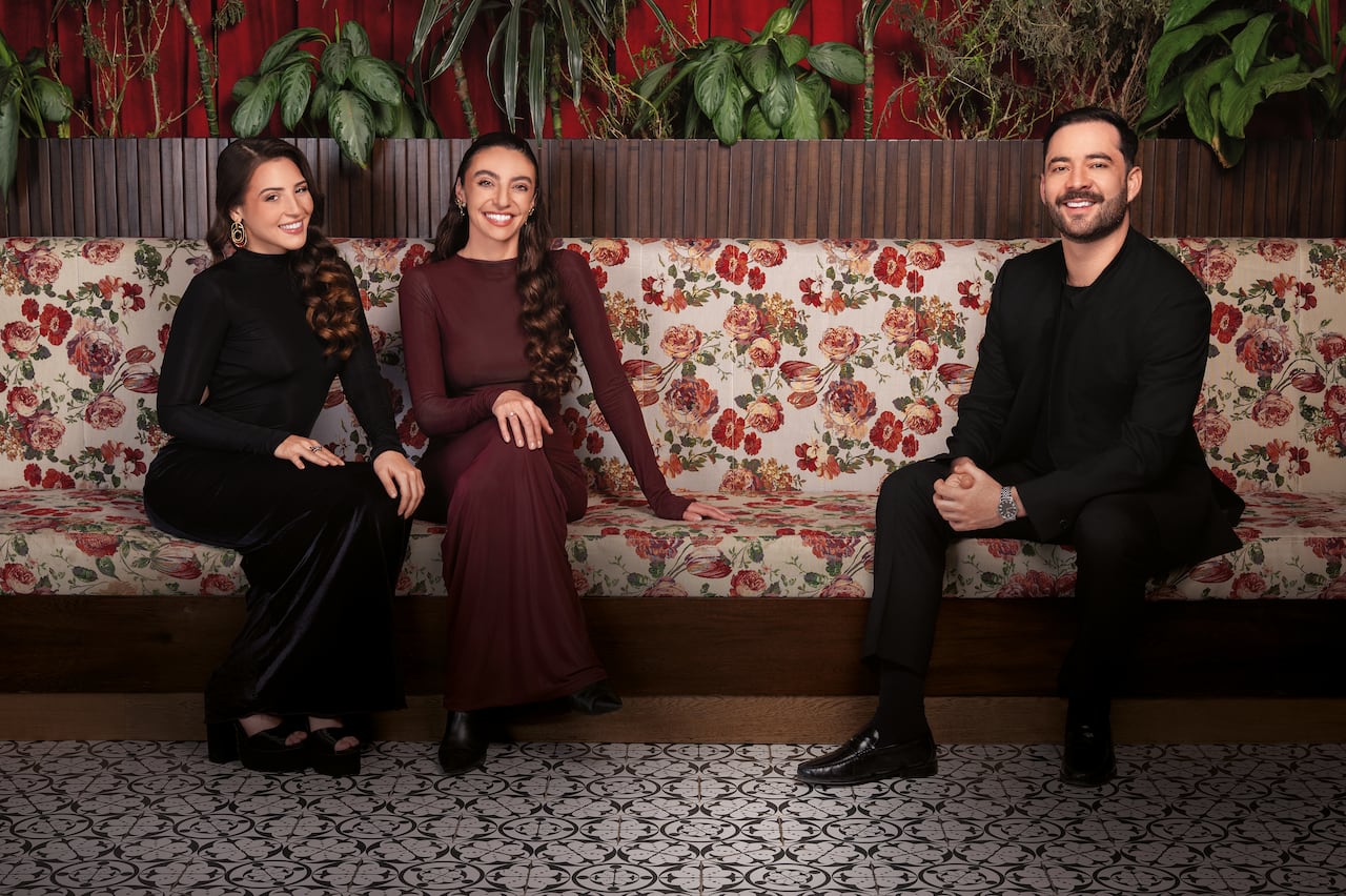 De izquierda a derecha: Michelle Char Fernández, actual reina del Carnaval de Barranquilla; Michelle Yidios Hakim, periodista y empresaria, y Lorenzo Hernández, director creativo de Mario Hernández.