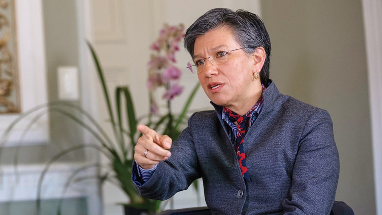 El alcalde indica que recibió una ciudad muy endeudada de parte de Claudia López. La administración anterior la recibió en cerca de 3 billones de pesos de deuda y la entregó en más de 9 billones.