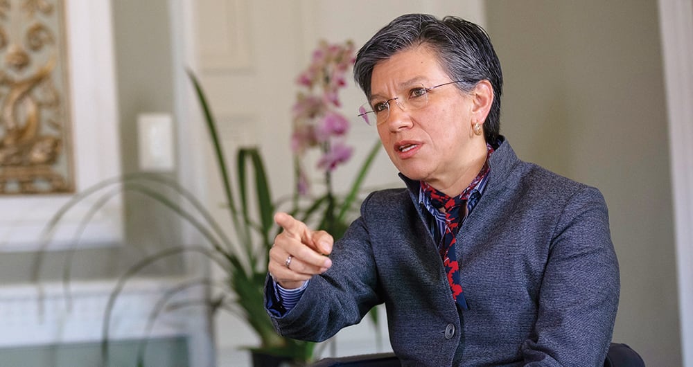 El alcalde indica que recibió una ciudad muy endeudada de parte de Claudia López. La administración anterior la recibió en cerca de 3 billones de pesos de deuda y la entregó en más de 9 billones.