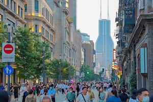 Los turistas inundan la calle peatonal Nanjing Road en Shanghái, China, el 8 de junio de 2023.