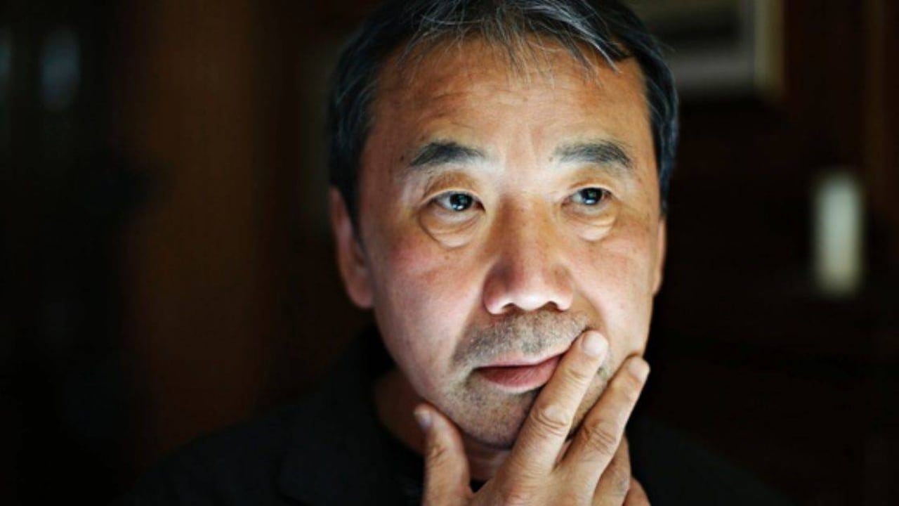 Su padre era hijo de un sacerdote budista y su madre, de un comerciante de Osaka. Ambos enseñaban literatura japonesa.