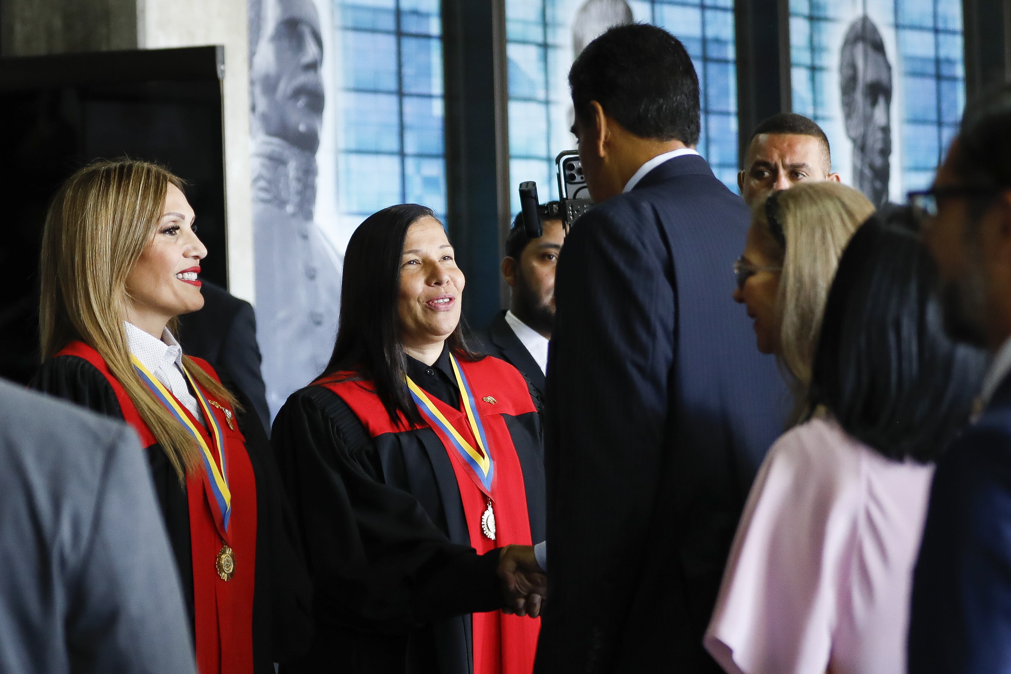 El presidente de Venezuela, Nicolás Maduro, saluda a la presidenta de la Corte Suprema de Justicia de Venezuela, Caryslia Rodríguez, a su llegada a la sede del TSJ en Caracas, Venezuela, el 31 de julio de 2024. (Foto de Pedro Rances Mattey/Anadolu vía Getty Imágenes)