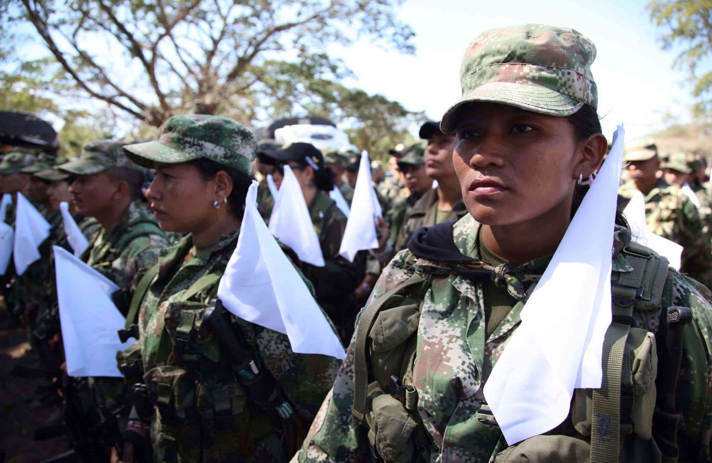 Guerrilleros izan banderas blancas sobre sus fusiles. Foto: León Darío Peláez