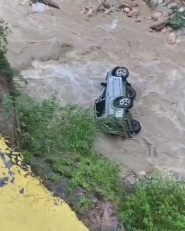 Carro cayó a río en la vía Bucaramanga - San Gil, Santander.