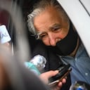 El ex presidente de izquierda de Uruguay, José "Pepe" Mujica, habla con la prensa después de que el ex presidente de Uruguay, Tabaré Vázquez, muriera en Montevideo, Uruguay, el 6 de diciembre de 2020.