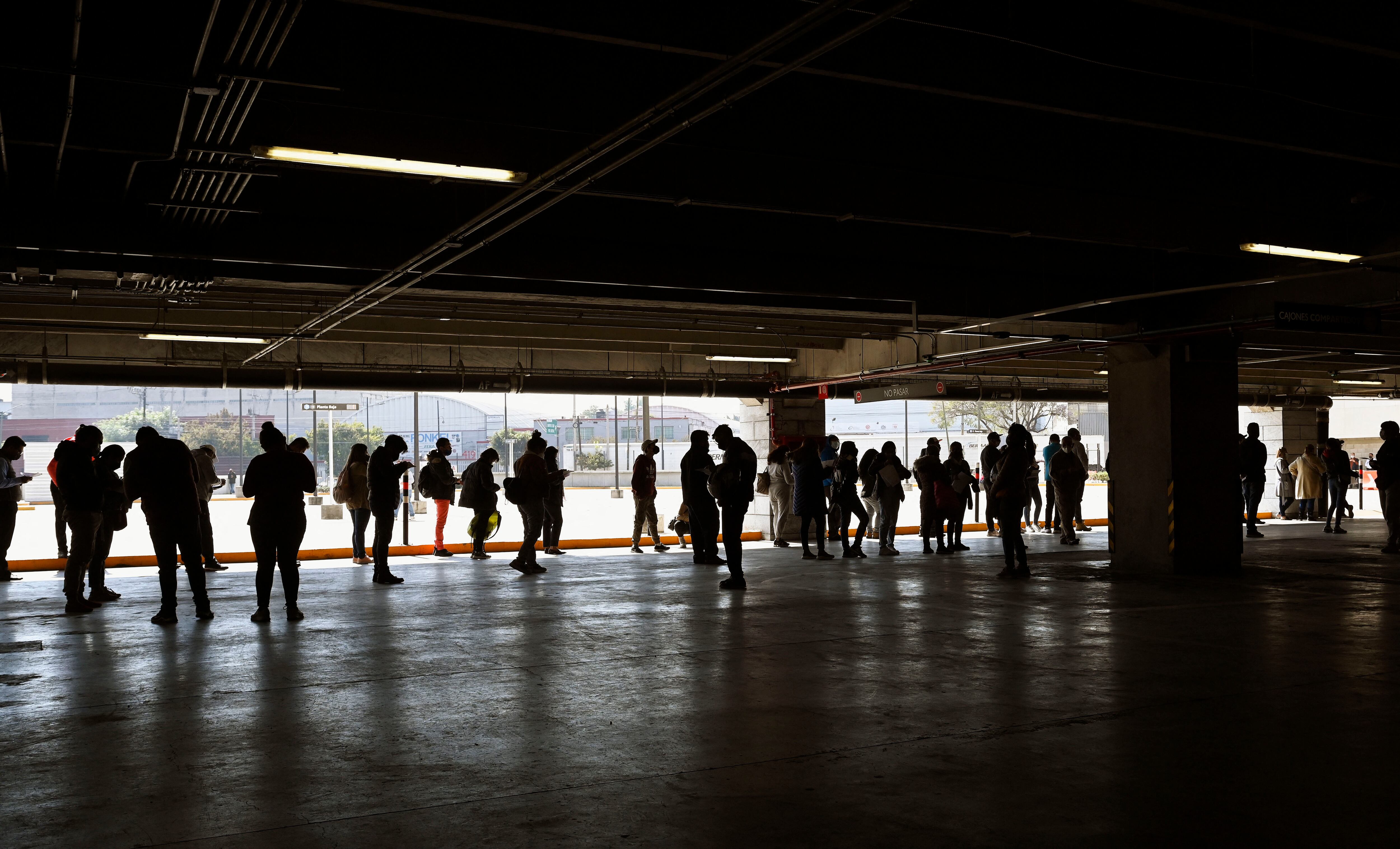 Personas hacen fila para hacerse la prueba de COVID-19 en el estacionamiento del centro comercial Via Vallejo en la Ciudad de México, el 5 de enero de 2022. - México superó los 4 millones de infecciones por COVID-19 con la mayor cantidad diaria de infecciones desde septiembre pasado. 8, informó el martes el Ministerio de Salud. (Foto de ALFREDO ESTRELLA / AFP)