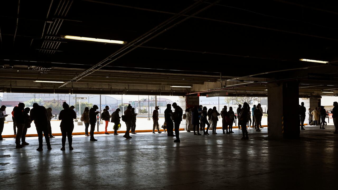 Personas hacen fila para hacerse la prueba de COVID-19 en el estacionamiento del centro comercial Via Vallejo en la Ciudad de México, el 5 de enero de 2022. - México superó los 4 millones de infecciones por COVID-19 con la mayor cantidad diaria de infecciones desde septiembre pasado. 8, informó el martes el Ministerio de Salud. (Foto de ALFREDO ESTRELLA / AFP)