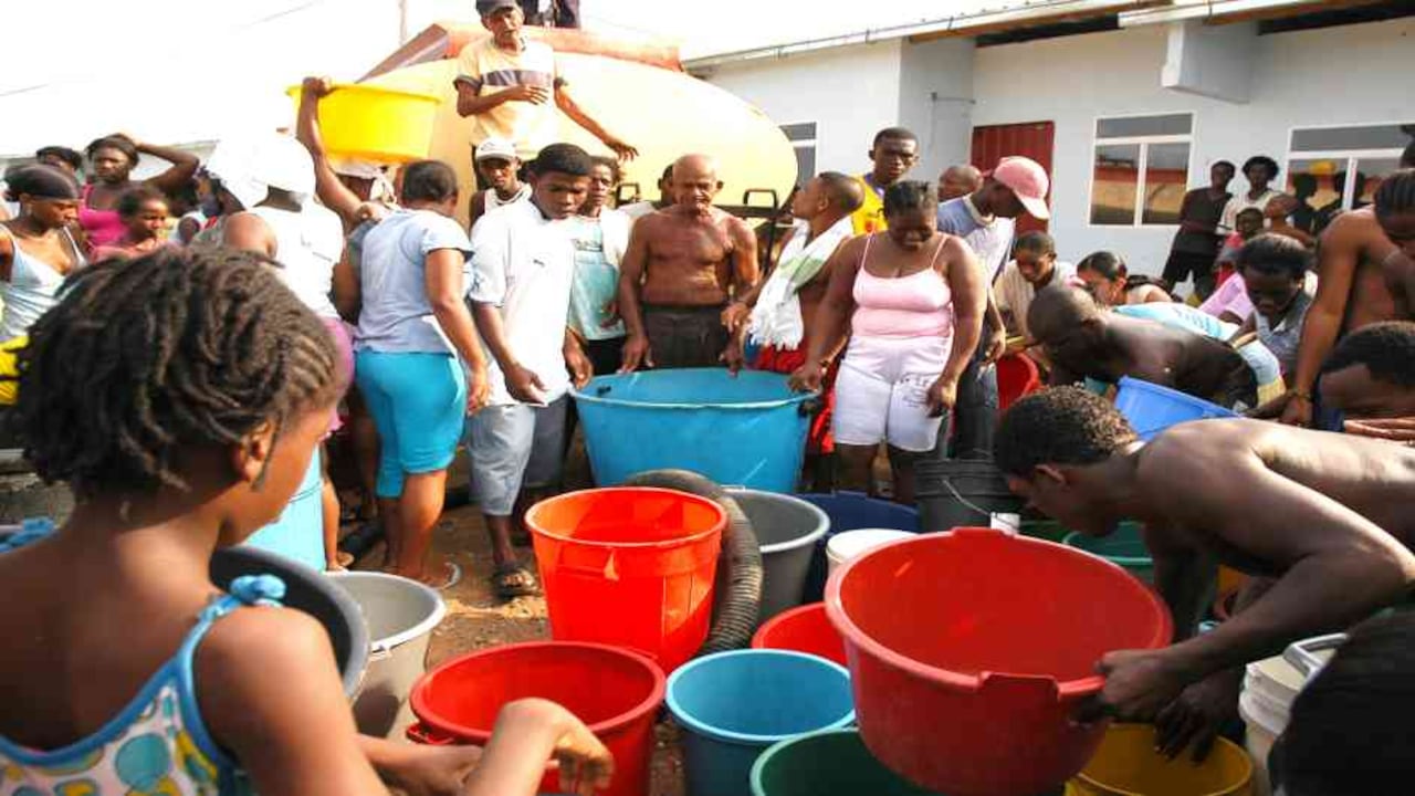 Las autoridades hacen un llamado a las comunidades a ahorrar agua para no tener que llegar a racionar el vital líquido por causa del fenómeno de EL Niño. Foto: Archivo/Daniel Reina Romero/Semana.
