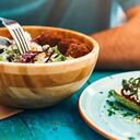Hombre acompaña su comida con un vaso de agua