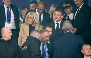 La Policía de Francia detuvo este martes a ocho personas acusadas de pegar una paliza presuntamente al hijo de un sobrino de la primera dama, Brigitte Macron, en el marco de una protesta contra la reforma de las pensiones en la ciudad de Amiens, a unos 115 kilómetros al norte de París. (Photo by Jean Catuffe/Getty Images)