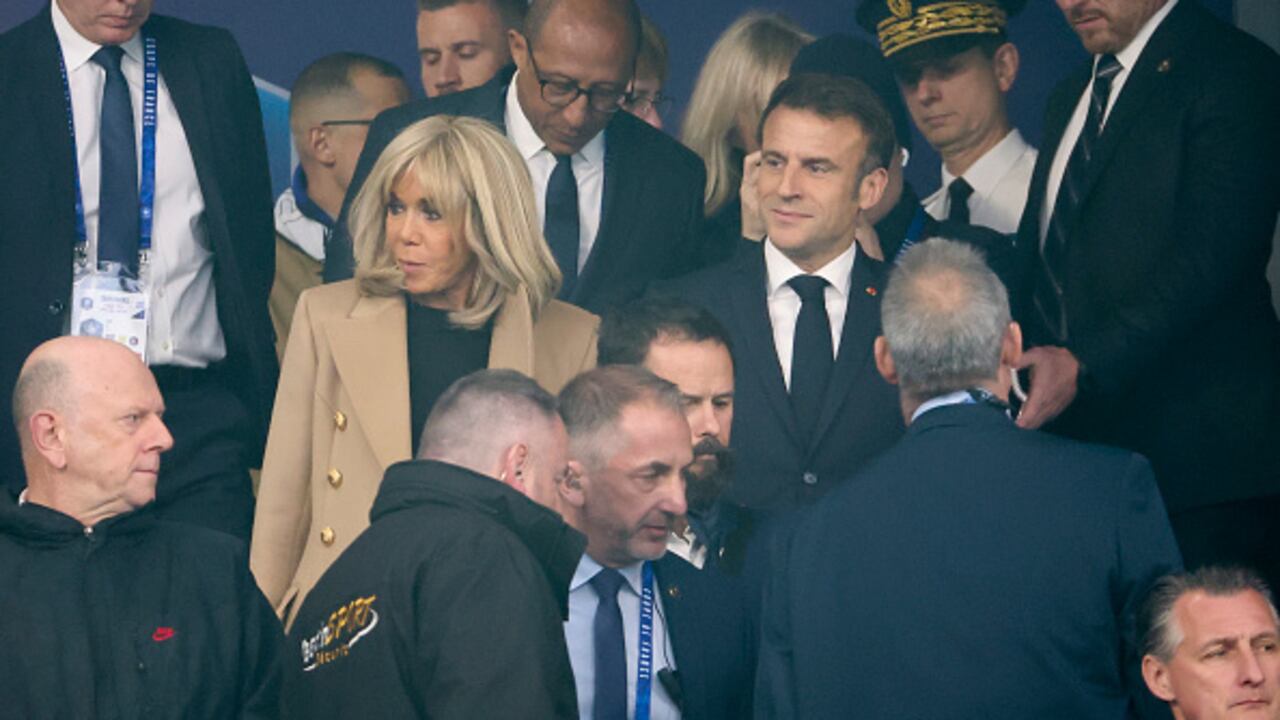La Policía de Francia detuvo este martes a ocho personas acusadas de pegar una paliza presuntamente al hijo de un sobrino de la primera dama, Brigitte Macron, en el marco de una protesta contra la reforma de las pensiones en la ciudad de Amiens, a unos 115 kilómetros al norte de París. (Photo by Jean Catuffe/Getty Images)