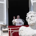 El papa Francisco lamentó este domingo “los ríos de sangre y de lágrimas” que corren en Ucrania. (Photo by Filippo MONTEFORTE / AFP)