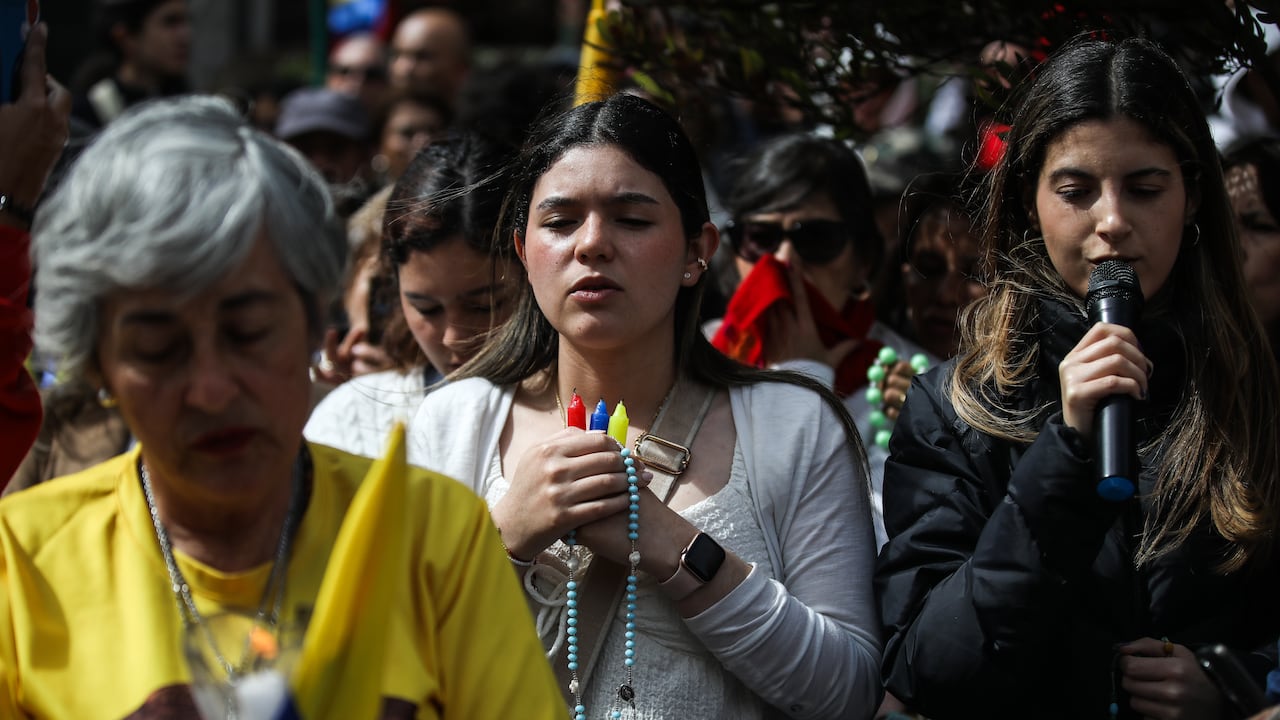 Jornada de oración por la vida de Miguel Uribe Turbay, frente a la Fundación Santa Fe