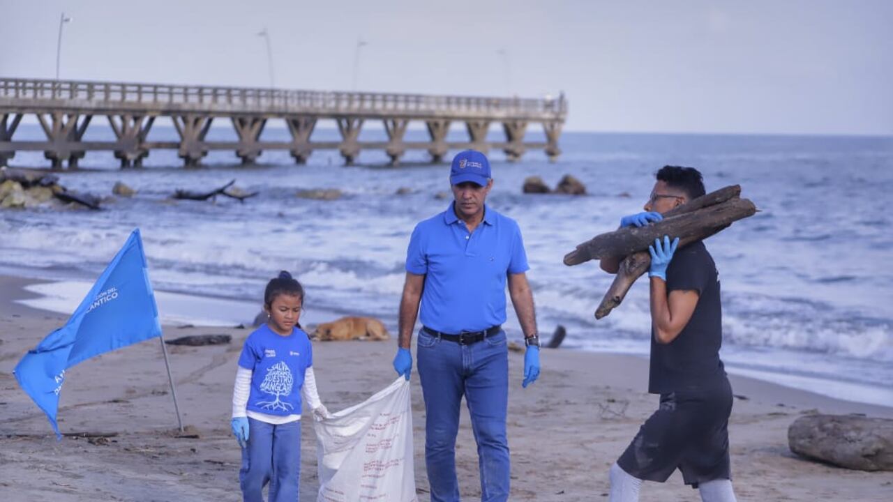 Basura, madera naufraga y otros elementos fueron sacados de las playas