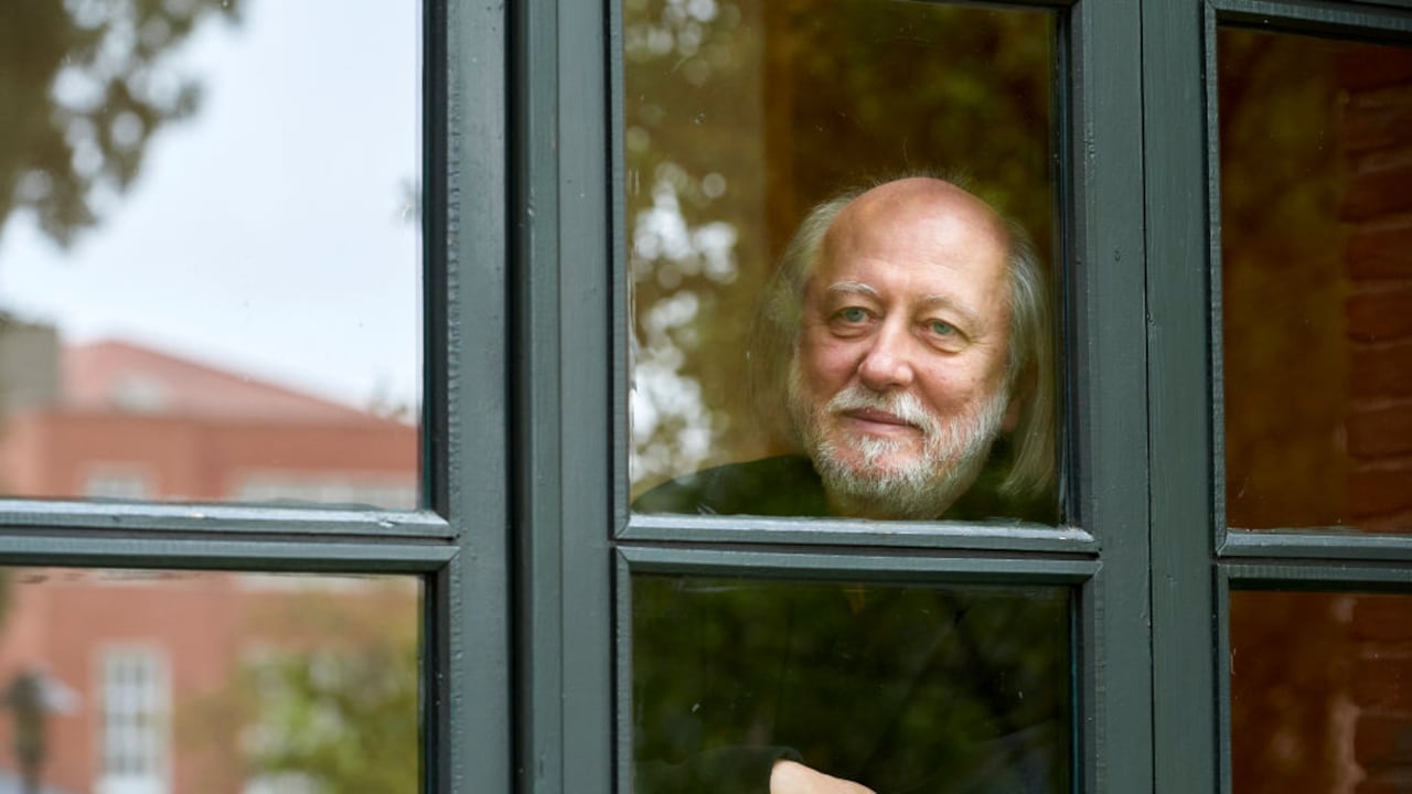 El autor ganó el Nobel “por su obra cautivadora y visionaria que, en medio del terror apocalíptico, reafirma el poder del arte”.