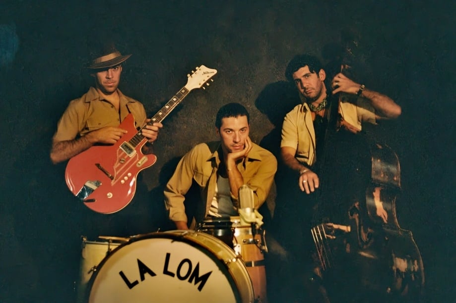 Integrado por el guitarrista Zac Sokolow, el bajista Jake Faulkner y el baterista Nicholas Baker, el grupo LA LOM construye su repertorio a partir de la circulación de músicas latinoamericanas.
