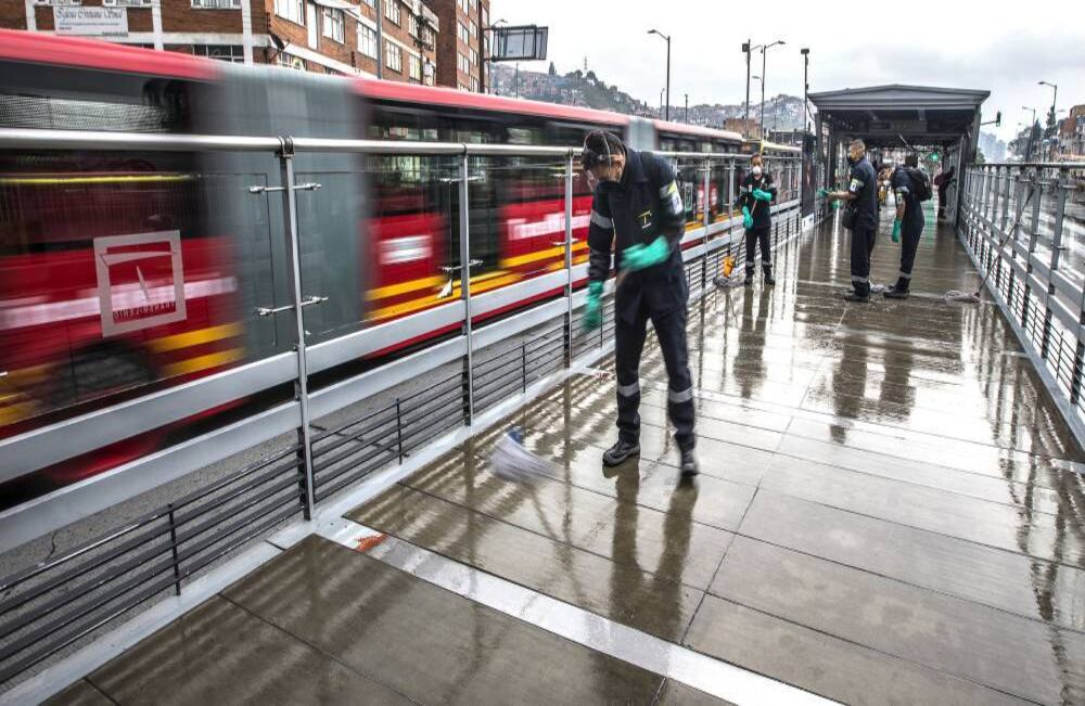 Felipe Ramírez, gerente de TransMilenio, ha extendido nuevamente la invitación a los capitalinos de quedarse en casa durante el periodo de cuarentena, pero sí esto no es posible, invitó a los ciudadanos a seguir al cuidarse ellos mismos y cuidar a los demás cada vez que se transporten en el sistema. Juan Carlos Sierra-SEMANA