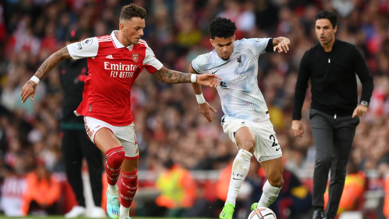 LONDON, ENGLAND - OCTOBER 09: Ben White of Arsenal tackles Luis Diaz of Liverpool during the Premier League match between Arsenal FC and Liverpool FC at Emirates Stadium on October 09, 2022 in London, England. (Photo by Getty Images/Shaun Botterill)