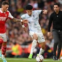 LONDON, ENGLAND - OCTOBER 09: Ben White of Arsenal tackles Luis Diaz of Liverpool during the Premier League match between Arsenal FC and Liverpool FC at Emirates Stadium on October 09, 2022 in London, England. (Photo by Shaun Botterill/Getty Images)