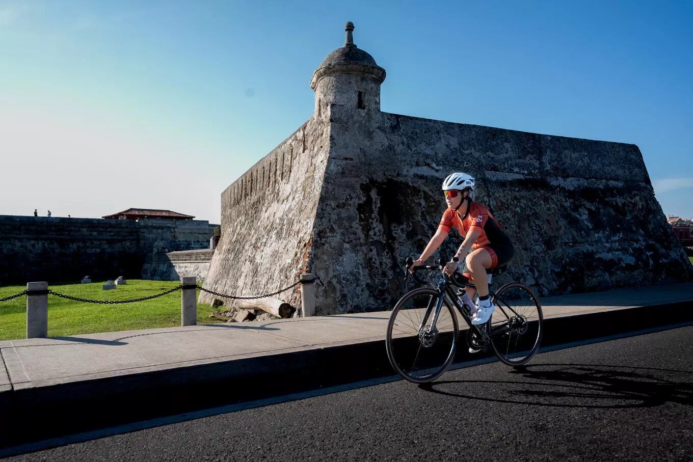 En el Triathlon, los competidores comienzan con 1.5 kilómetros de natación en la Bahía de Las Ánimas, seguidos de un recorrido en bicicleta de 40 kilómetros por la Vía del Mar y una carrera de 10 kilómetros por las históricas calles de la ciudad.