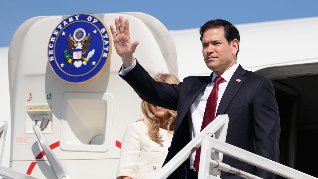 El secretario de Estado de EE. UU., Marco Rubio, y su esposa, Jeanette Rubio, partieron del Aeropuerto Internacional Ernesto Cortissoz en Barranquilla, Colombia, para seguir su gira por Ecuador y Perú.