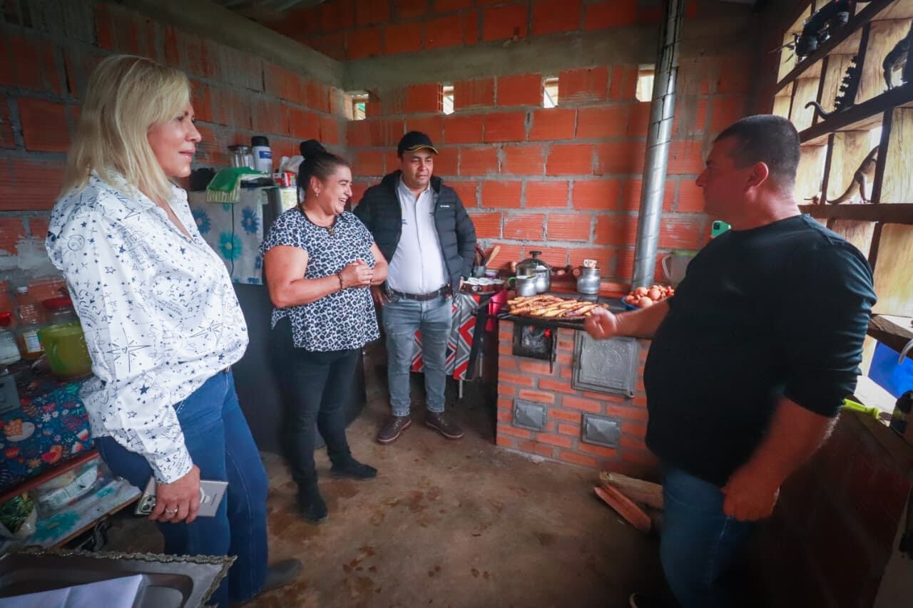 Cortolima ha entregado más de 4.000 estufas ecoeficientes, acompañadas de huertos dendroenergéticos con 100 plántulas cada uno.
