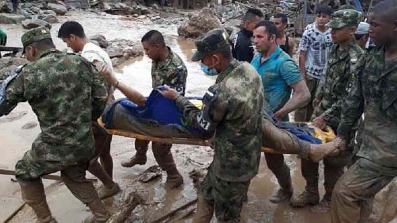 Labores de rescate adelantadas por la Policía Nacional en Mocoa, Putumayo tras la tragedia de este sábado, primero de abril. Getty images.