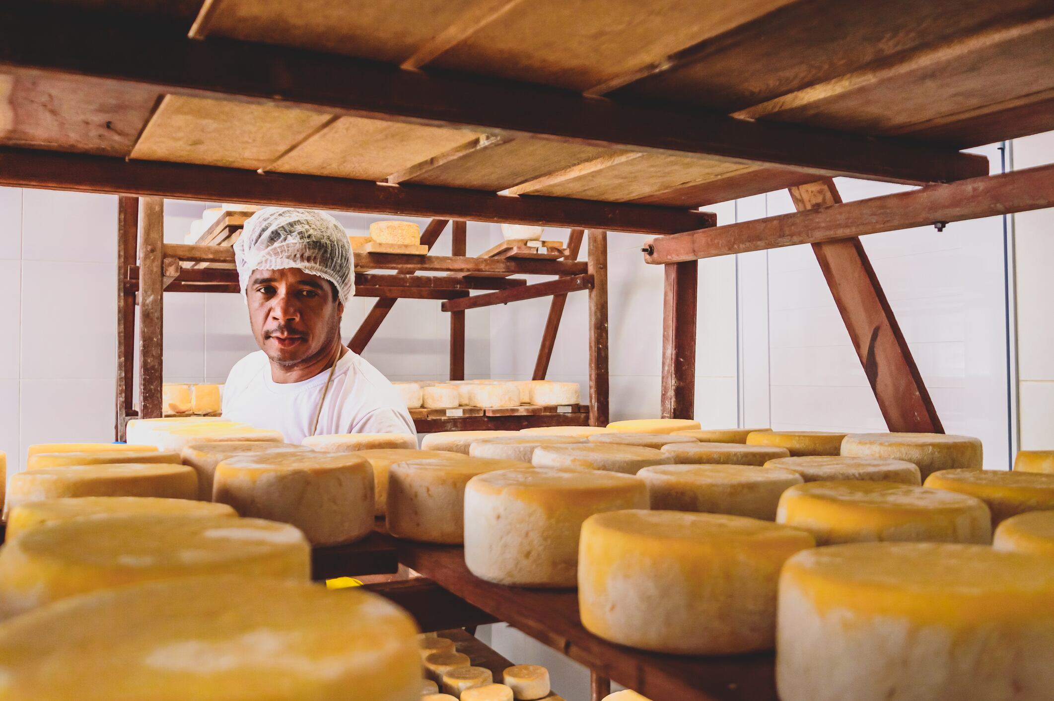 En el escenario mundial del queso, este país latinoamericano se alza como un líder indiscutible, superando expectativas y estableciendo estándares elevados en cuanto a consumo y producción de este apreciado alimento.