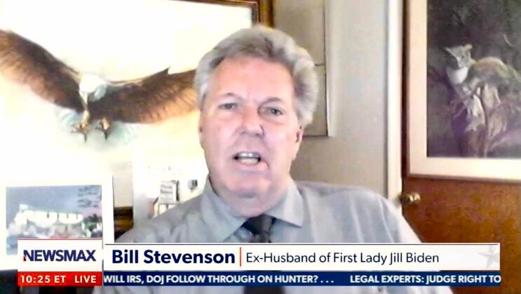 Bill Stevenson. Foto: Captura de pantalla Newsmax.