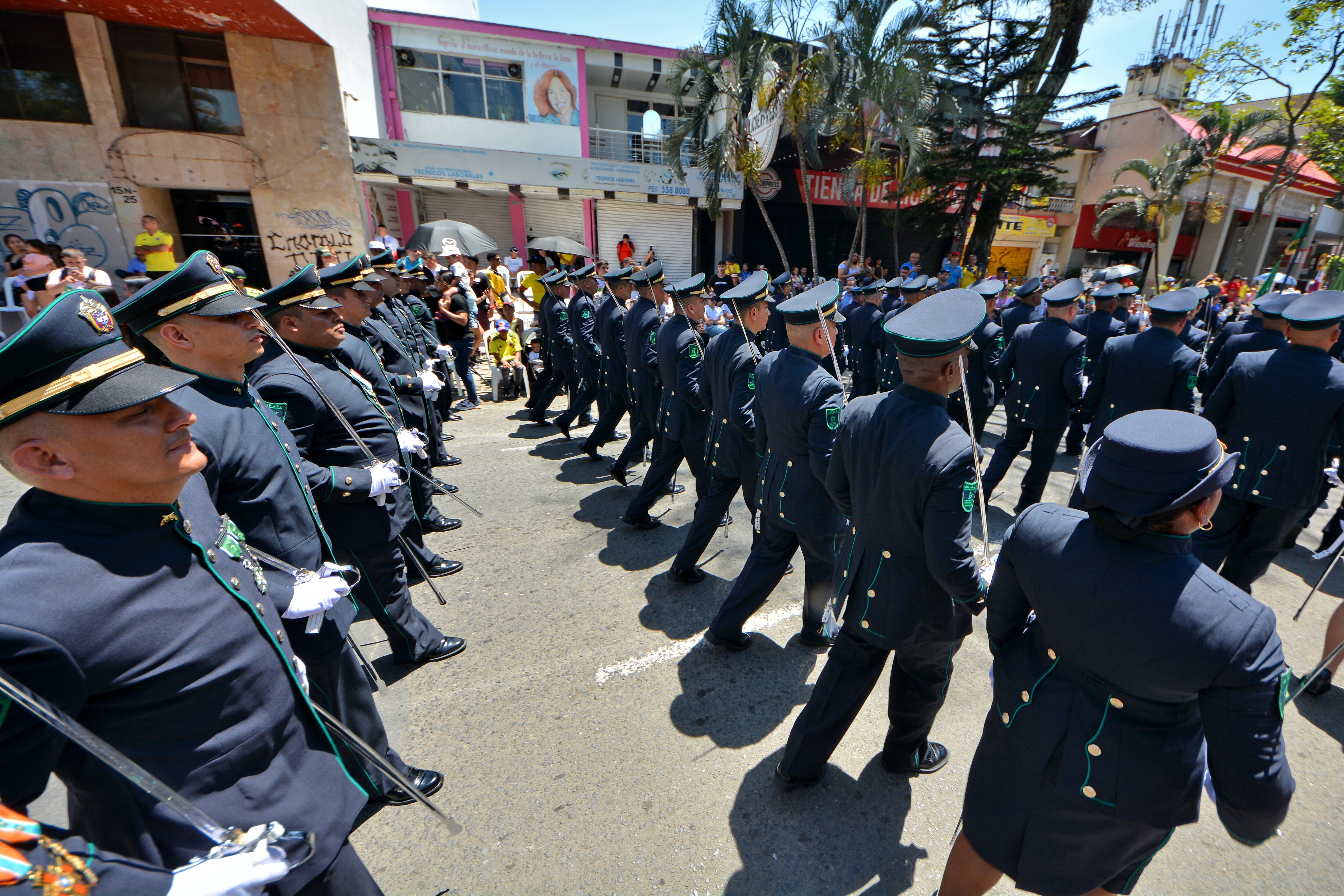 Así fue el desfile militar del 20 de julio en Cali, que recorrió la emblemática Avenida Sexta. Miles de caleños acompañaron el desfile militar.