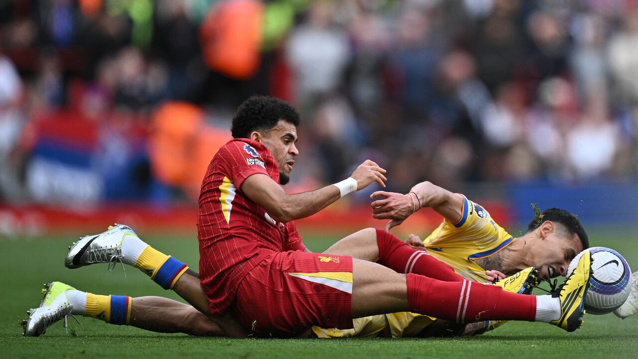 Luis Díaz en un duelo con Daniel Muñoz en Premier League