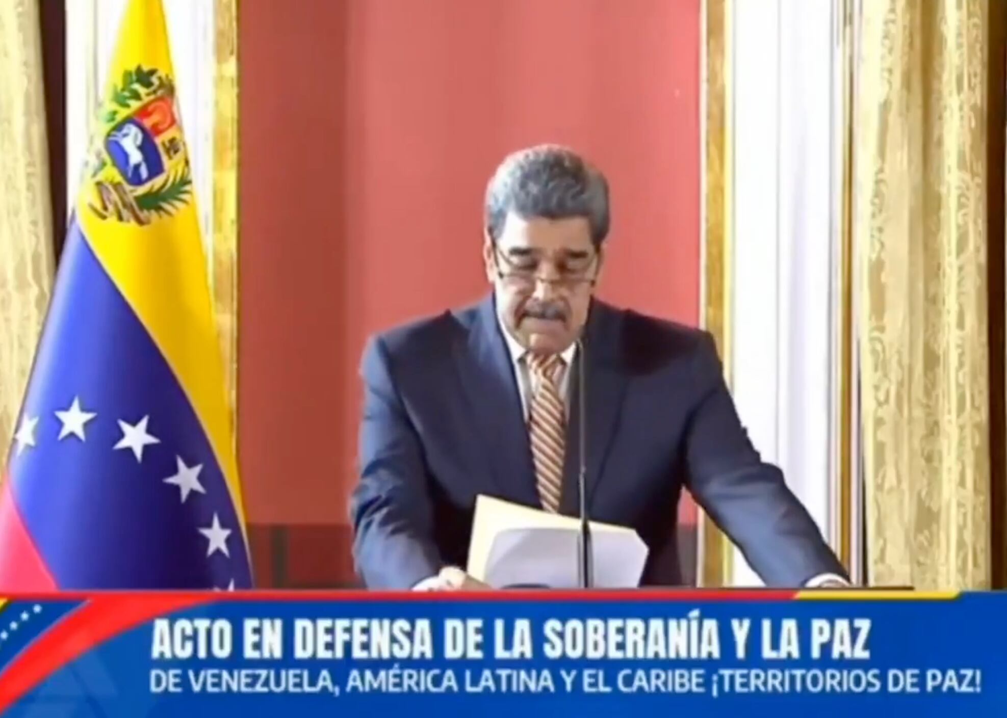 Nicolás Maduro lee un discurso en un acto legislativo