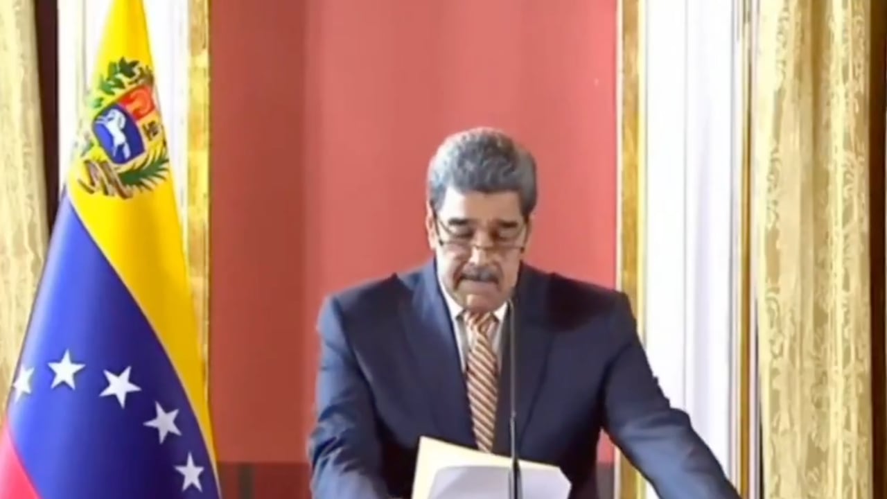 Nicolás Maduro lee un discurso en un acto legislativo.