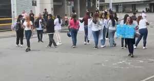 Manifestación en el aeropuerto internacional José María Córdova de Rionegro este domingo 5 de marzo.