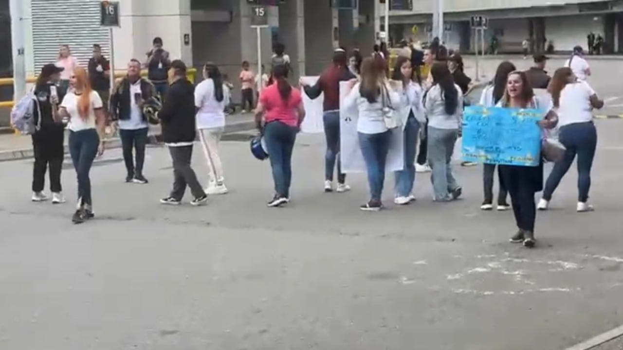 Manifestación en el aeropuerto internacional José María Córdova de Rionegro este domingo 5 de marzo.