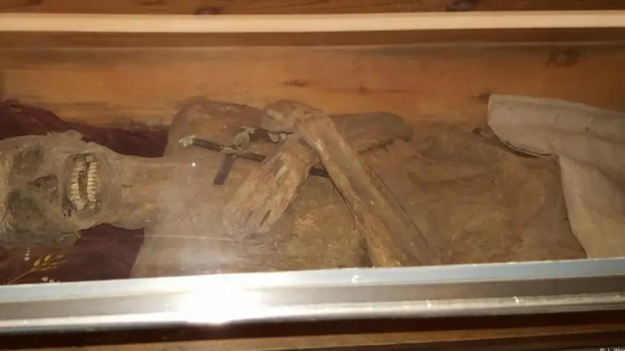 El “capellán secado al aire” plantea dudas sobre las prácticas mortuorias del pasado.