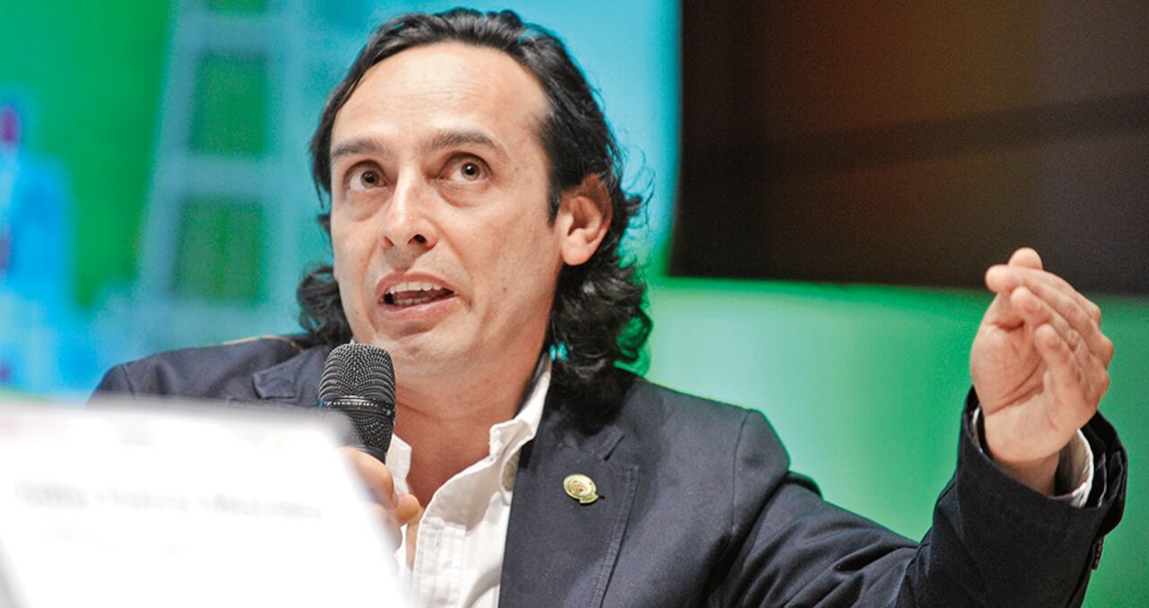 Julio Fierro, director del Servicio Geológico Colombiano, asegura que los ajustes forman parte de una remodelación y que avisó a las funcionarias.