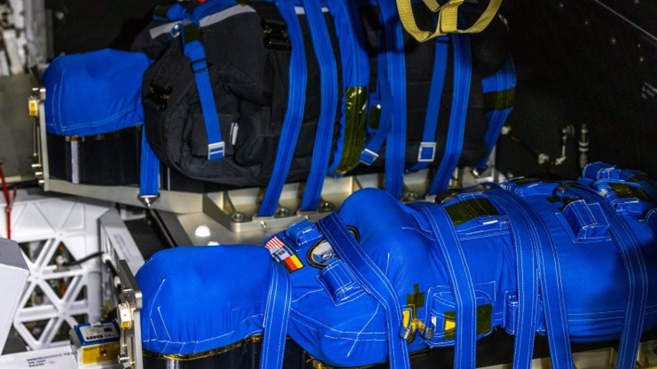 Zohar usa el chaleco AstroRad negro mientras que Helga está cubierta con una tela estándar.