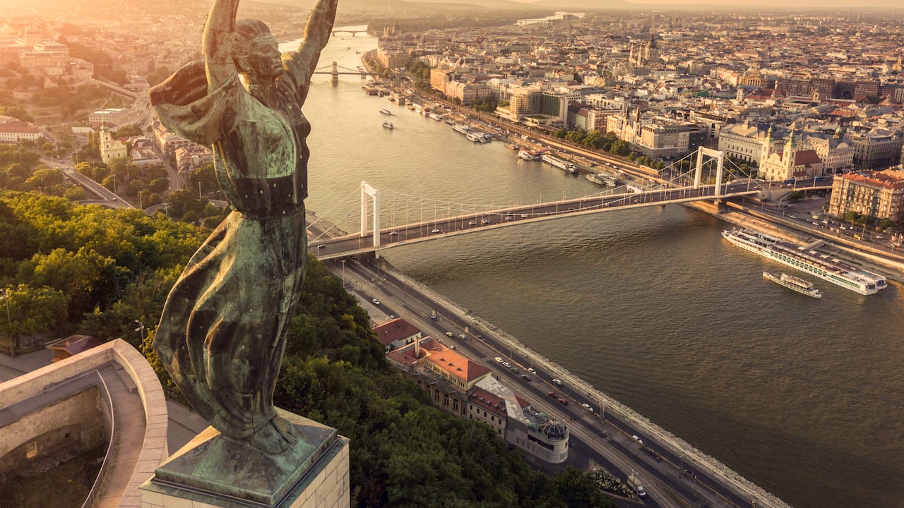 Paisaje urbano de Budapest y su Estatua de la Libertad.