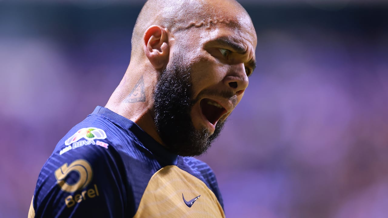El brasileño con la camiseta del equipo Pumas de México.
