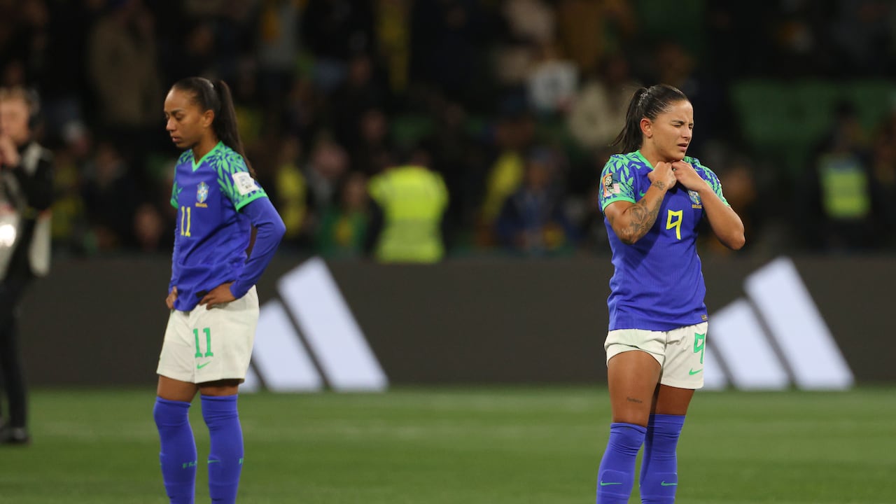 Las brasileñas Debinha (derecha) y Adriana reaccionan tras el empate 0-0 contra Jamaica que decretó su eliminación en el Mundial femenino, el miércoles 2 de agosto de 2023, en Melbourne, Australia. (AP Foto/Hamish Blair)