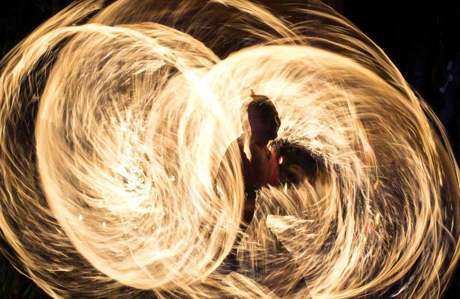 Una bailarina de fuego se presenta frente a los turistas en la isla filipina de Boracay. El presidente de Filipinas, Rodrigo Duterte, ordenó que el otrora idílico complejo de arena blanca se cerrara a los turistas por hasta seis meses desde el 26 de abril, después de describir la principal atracción turística del país como un "sumidero" contaminado por aguas residuales sin procesar. / AFP PHOTO / NOEL CELIS