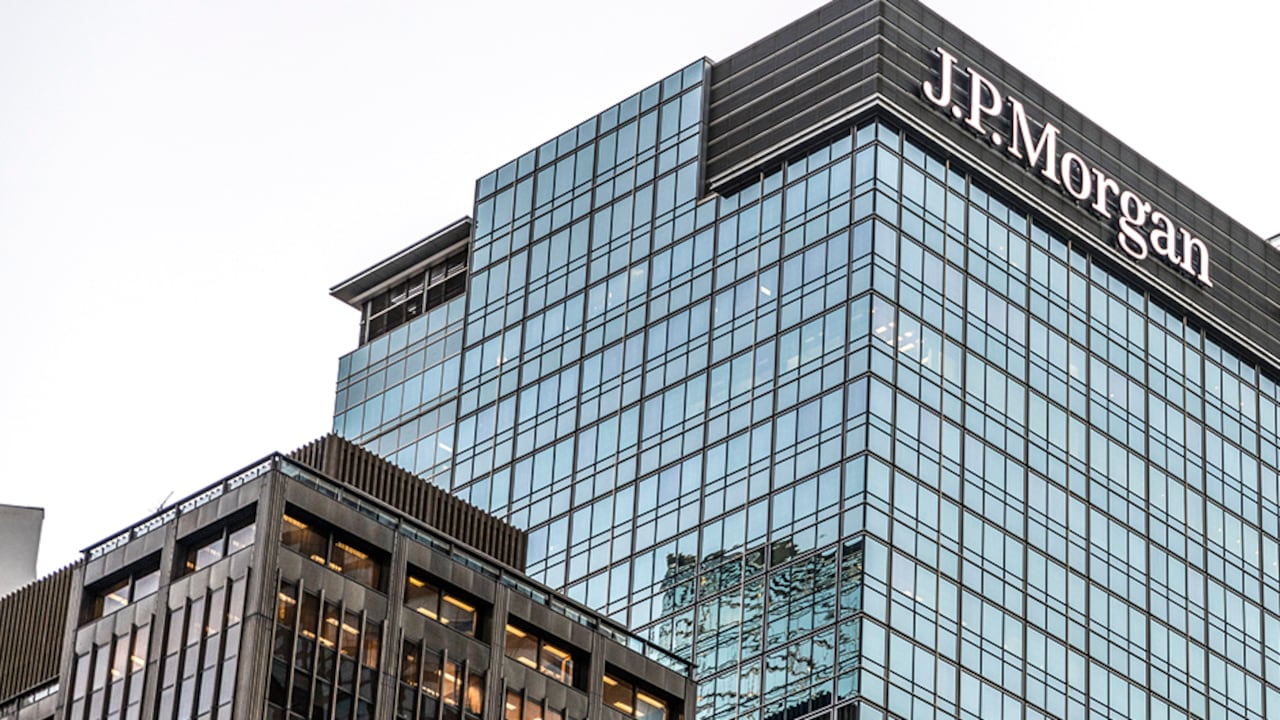 Nueva York. Grandes compañías, como JPMorgan, volverían a la normalidad en enero, pero ómicron dañó los planes de retornar a sus oficinas.