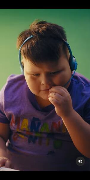 Iker es uno de los protagonistas del nuevo clip de Karol G. Foto: Instagram @karolg.