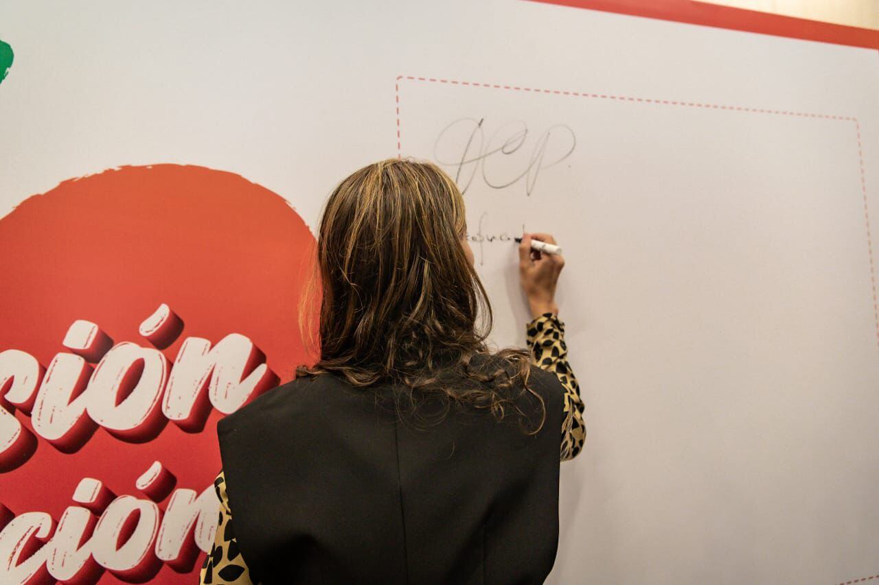 Primera Dama del Distrito, Carolina Deik