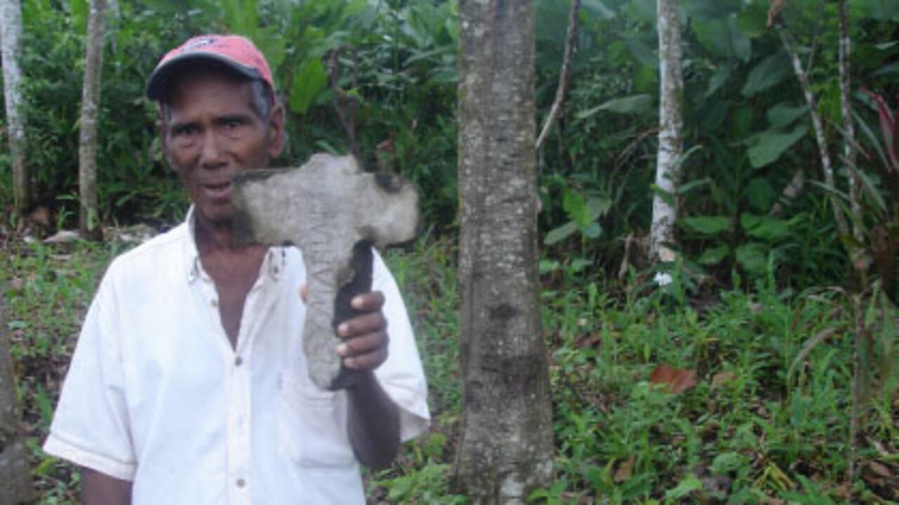 Ramón Salinas fue uno de los campesinos que en 1997 salió desplazado de Curvaradó, en Chocó. Cuando regresó, encontró la tierra sembrada de palma. A la derecha, los cambuches de los peones de la agroindustria