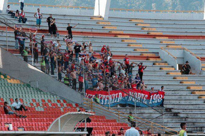 Hinchada del DIM.