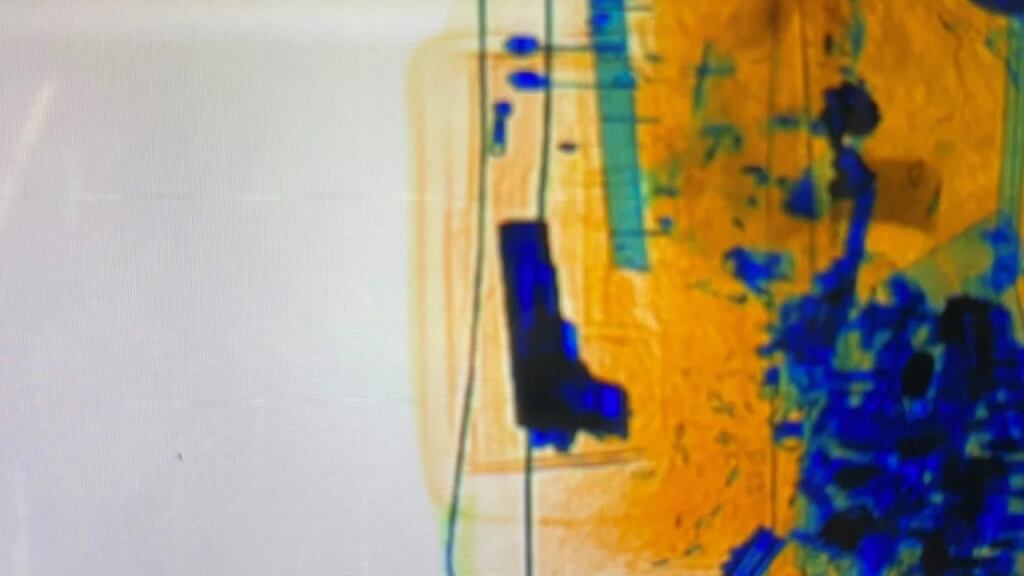 De acuerdo con el reporte de la Fuerza Fronteriza Australiana en el interior de la maleta fue hallada una pistola, lo que llamó la atención, además, es que esta era de oro.